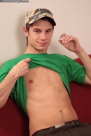 Twisting his nipples makes this young gay guy feel hot - Picture 2