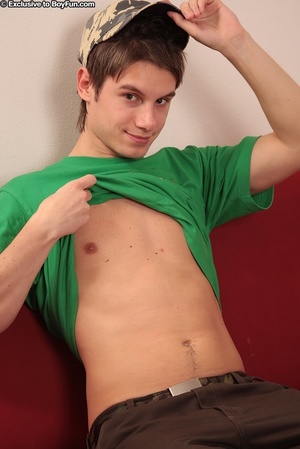 Twisting his nipples makes this young gay guy feel hot - Picture 3