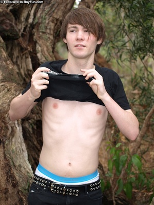 White guy with long hair goes naked in the forest - Picture 2
