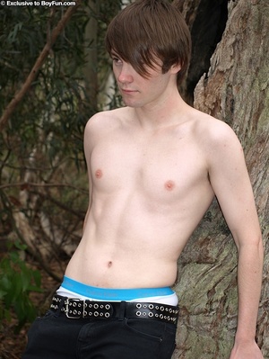 White guy with long hair goes naked in the forest - Picture 5