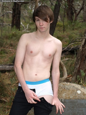 White guy with long hair goes naked in the forest - Picture 8