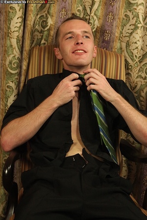 Gorgeous dude sits on a brown striped chair then strips off his black shirt, pants and brief then reveals his hunk body while he wanks his big cock wearing his green tie. - Picture 2