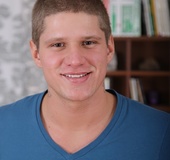 Gorgeous dude reveals his huge hard body as he peels off his blue shirt