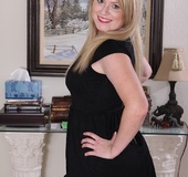 Curvaceous mature babe in a black dress shows off her deep holes.