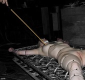 Short-haired pain slut does not favor vanilla sexual play, as she favors