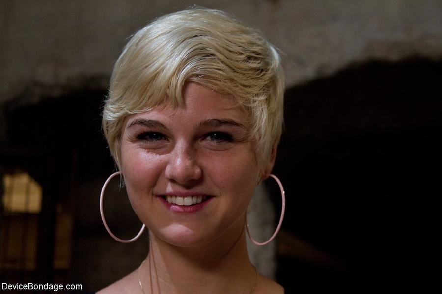 Cute blonde’s perfect ass cheeks bear the e - XXX Dessert - Picture 1