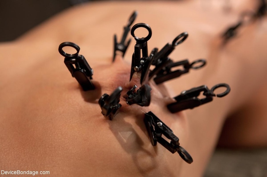 One suspended slave manages to issue a blow - XXX Dessert - Picture 4