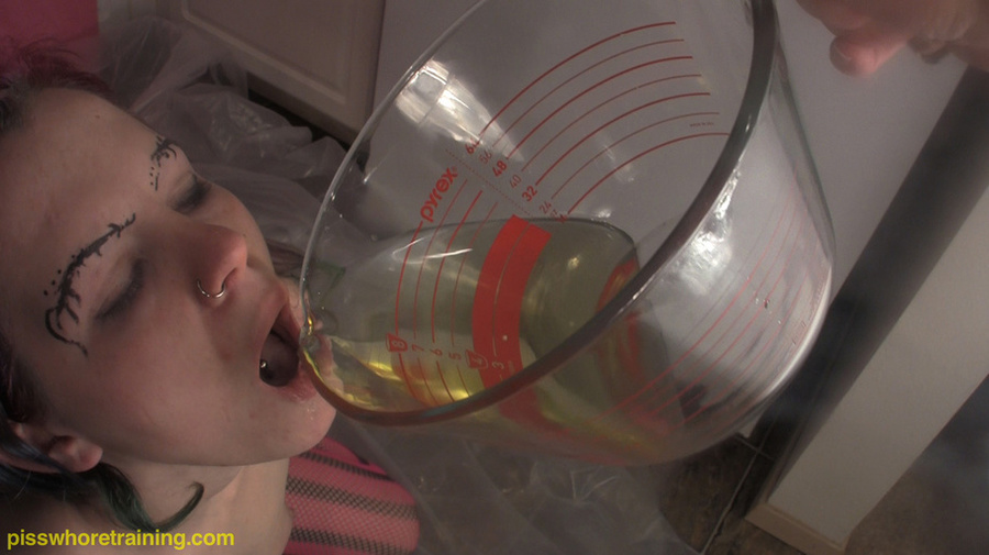 Kinky babe with tattoos and shaved cunt drinks her own delicious piss - XXXonXXX - Pic 13