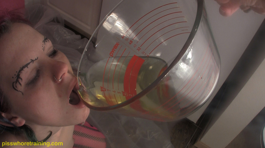 Kinky babe with tattoos and shaved cunt drinks her own delicious piss - XXXonXXX - Pic 14