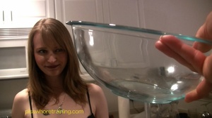 Hot blonde in leopard print takes a piss in a glass bowl - Picture 1