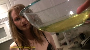 Hot blonde in leopard print takes a piss in a glass bowl - Picture 9