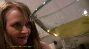 Hot blonde in leopard print takes a piss in a glass bowl - Picture 10