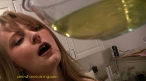 Hot blonde in leopard print takes a piss in a glass bowl - Picture 11