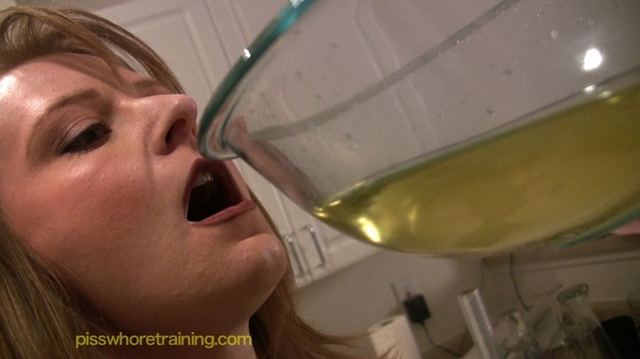 Hot blonde in leopard print takes a piss in a glass bowl - XXXonXXX - Pic 12
