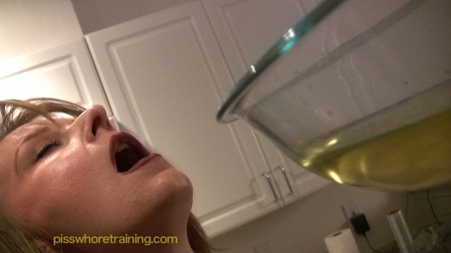 Hot blonde in leopard print takes a piss in a glass bowl - XXXonXXX - Pic 14