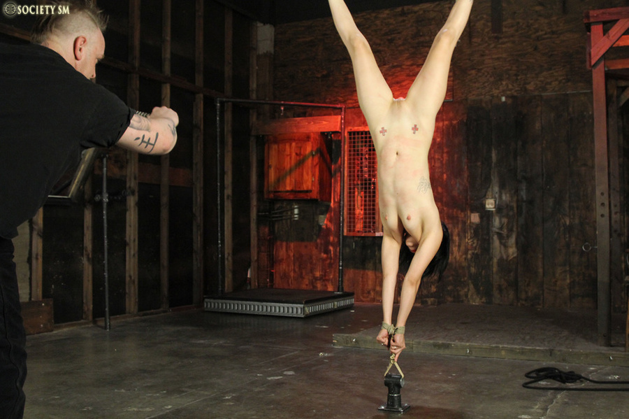 Dark hair babe tied to iron poles, on floor - XXX Dessert - Picture 15