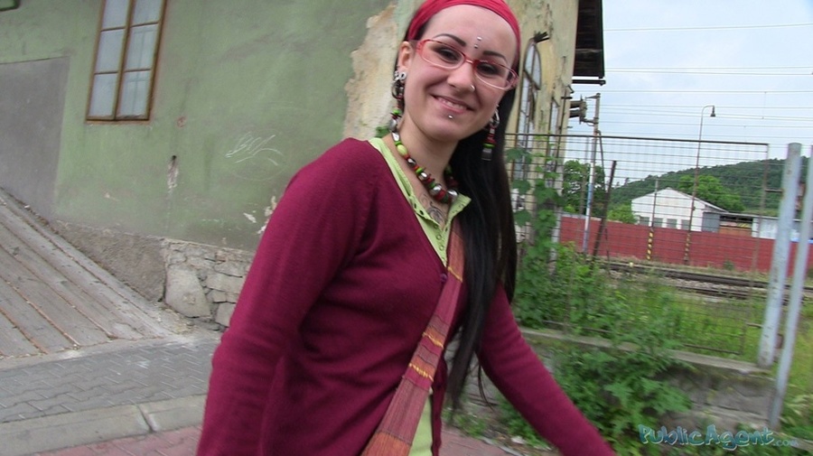 Tattooed babe in green top, red headband an - XXX Dessert - Picture 3