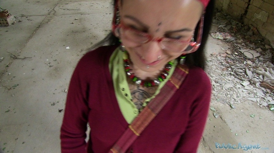 Tattooed babe in green top, red headband an - XXX Dessert - Picture 5