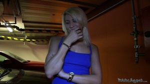 Slim small tits blonde in blue top blows - Picture 5