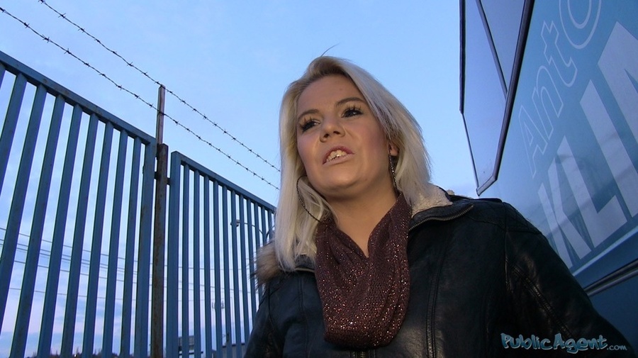 Blonde in black outfit and pink panties suc - XXX Dessert - Picture 4