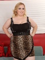 Curvy chubby blonde in leopard print - Picture 1