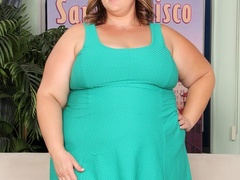 Hot plump brunette in short green dress flaunts big ass - Picture 1
