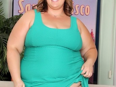 Hot plump brunette in short green dress flaunts big ass - Picture 2