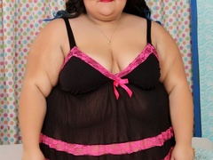 Chubby dark hair mama in pink and black negligee shows - Picture 1