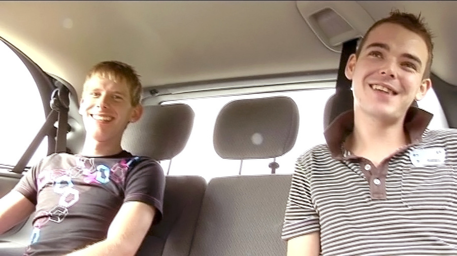 Guy in white T-shirt sucks cocks in car the - XXX Dessert - Picture 1