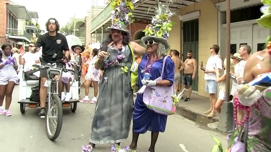 Matured man and tattooed dude on bed kiss,  - XXX Dessert - Picture 8