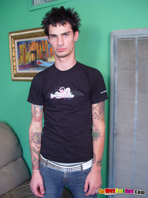Inked rocker shows off his dick and cums - Picture 1