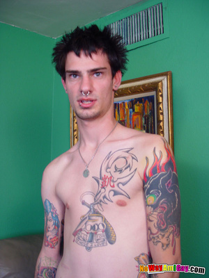 Inked rocker shows off his dick and cums - Picture 2