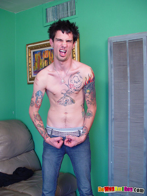 Inked rocker shows off his dick and cums - Picture 3