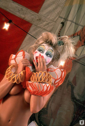 Seriously sexy blonde clown shows bouncy - Picture 1