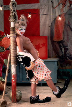 Seriously sexy blonde clown shows bouncy - Picture 4