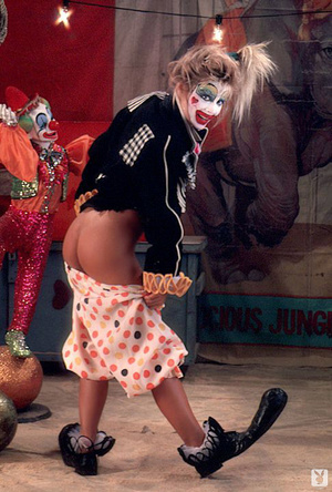 Seriously sexy blonde clown shows bouncy - Picture 6