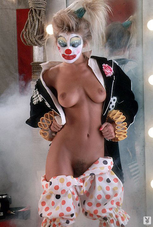 Seriously sexy blonde clown shows bouncy - Picture 7