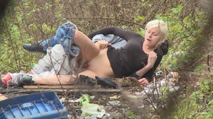 Blonde with shaved cunt pleasures hot fuck in the park - Picture 6