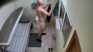Young bald twink with big dick undressing at solarium - Picture 2