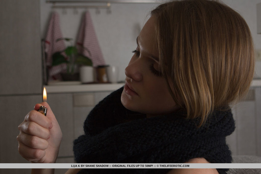 Chick keeps things hot and wet on the sofa. - XXX Dessert - Picture 1