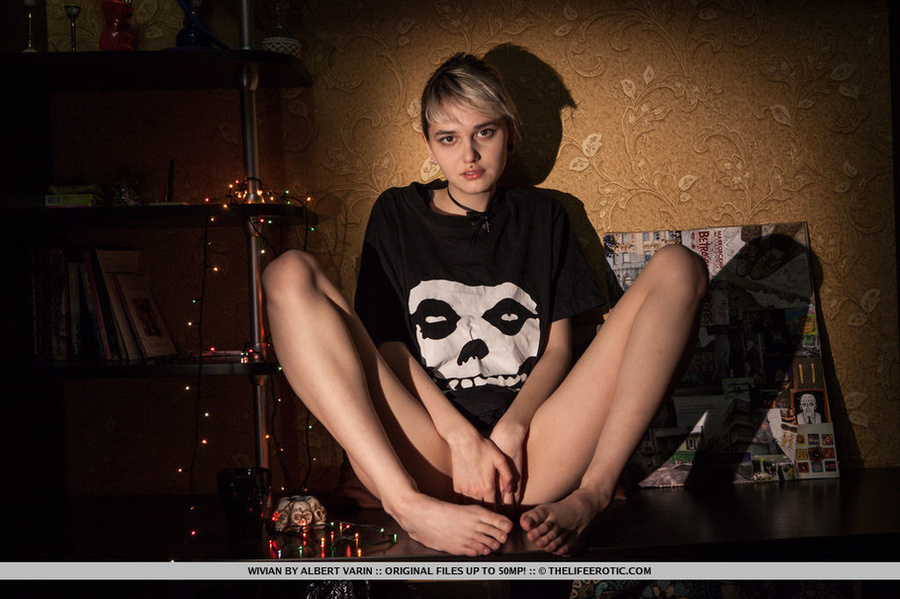 Alt girl in loose tee wraps her hot body in - XXX Dessert - Picture 1