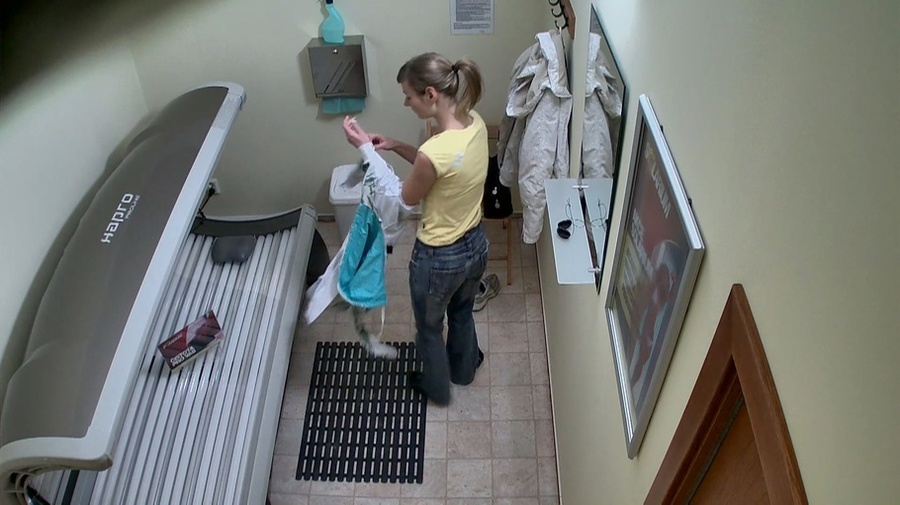Long-legged lady in yellow t-shirt and blue jeans - XXXonXXX - Pic 1