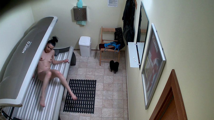 Brunette in vinous pants and sexy blue bra undresses in solarium - XXXonXXX - Pic 3