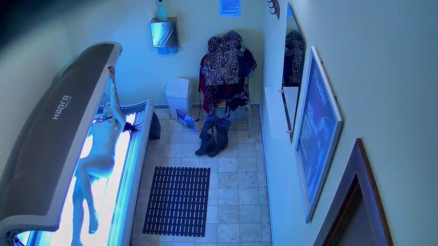 Slender brunette undresses her casual outfit in the solarium - XXXonXXX - Pic 3