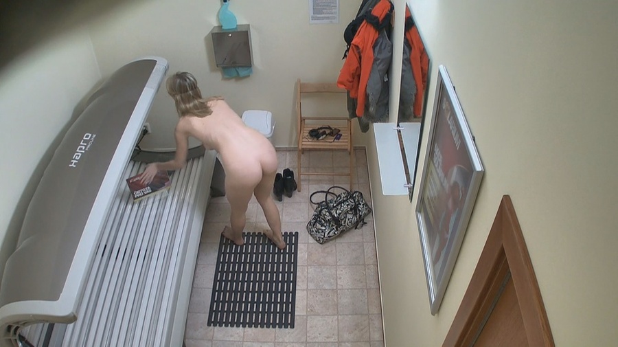 Long-legged female takes off her leather jacket in tanning room - XXXonXXX - Pic 2