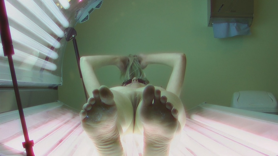 Long-legged female takes off her leather jacket in tanning room - XXXonXXX - Pic 3