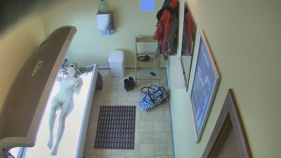 Long-legged female takes off her leather jacket in tanning room - XXXonXXX - Pic 6