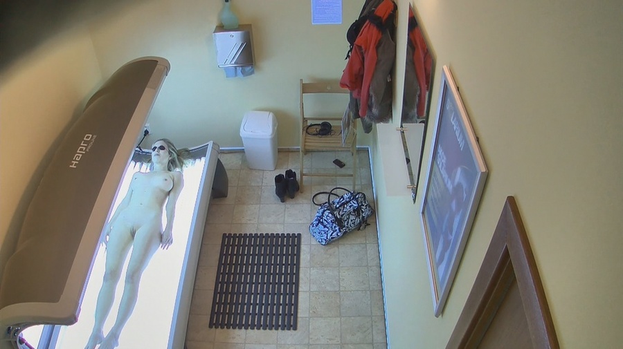 Long-legged female takes off her leather jacket in tanning room - XXXonXXX - Pic 7