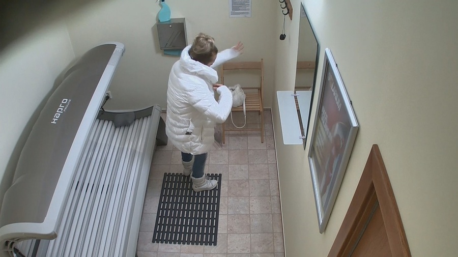 Beauty in tight blue jeans is undressing and lying down in solarium - XXXonXXX - Pic 8