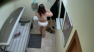 Chubby woman with brown hair and white pants - Picture 2